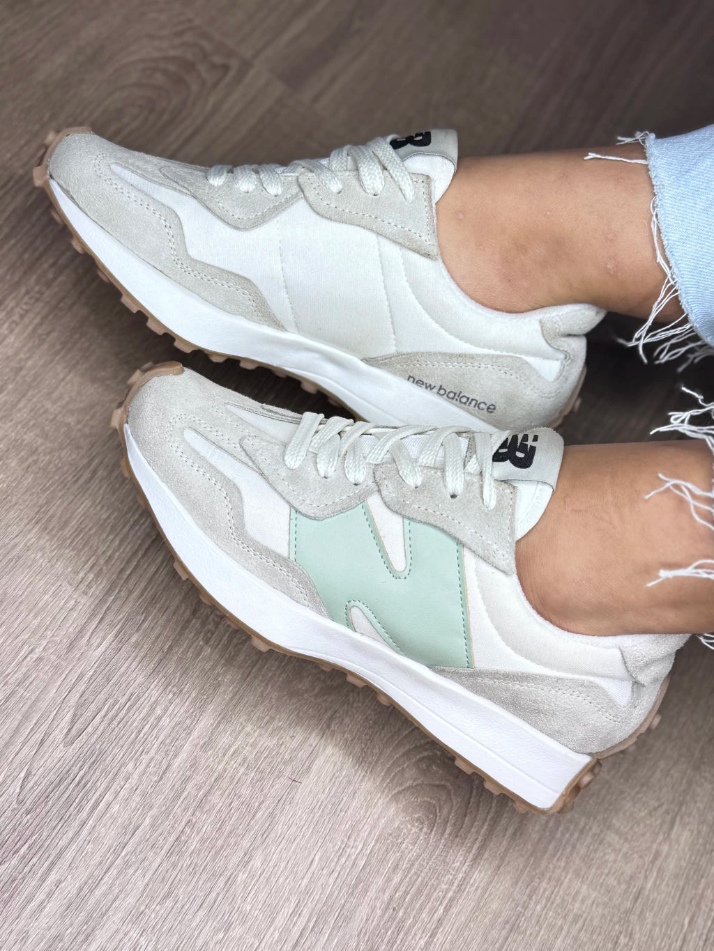 NB 327 Creme com Verde